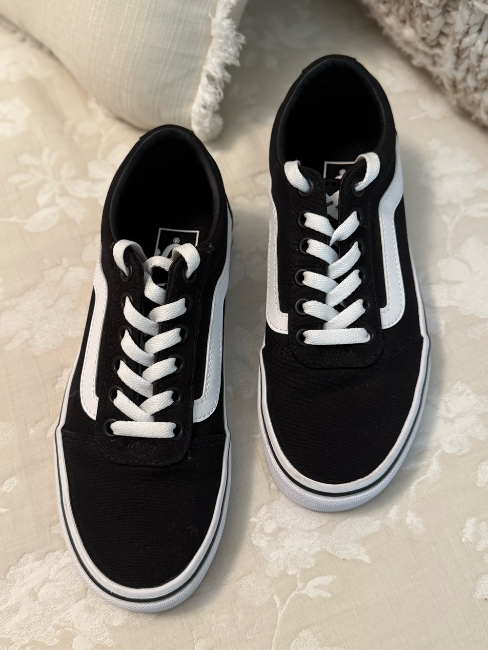 Vans Classic Black & White Low-Top Sneakers - Men Size 7.5 Women’s size 9 *NEW*